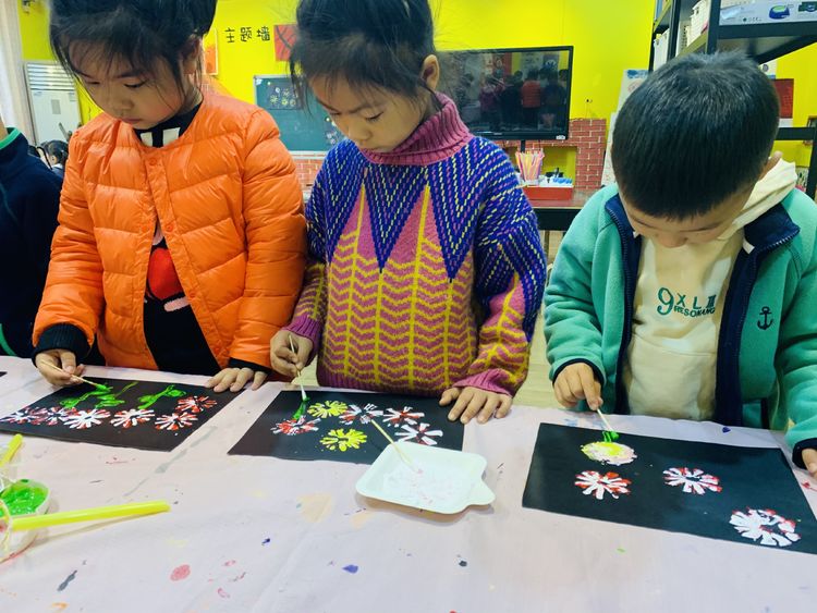 實驗幼兒園美工坊—吸管拓印水粉畫《美麗的花》